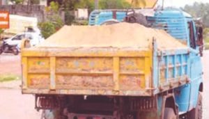 Read more about the article மணல் லாரியை 1 மணி நேரம் துரத்தி பிடித்த வட்டாட்சியர் – பரபரப்பை ஏற்படுத்திய வீடியோ வைரல்.